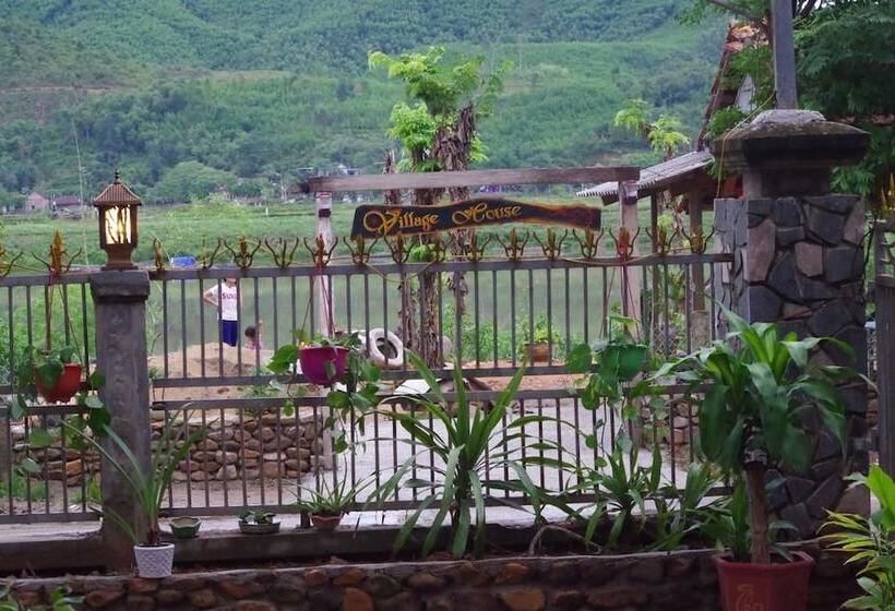 هتل Village House