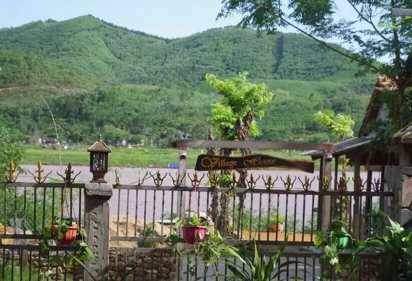 هتل Village House