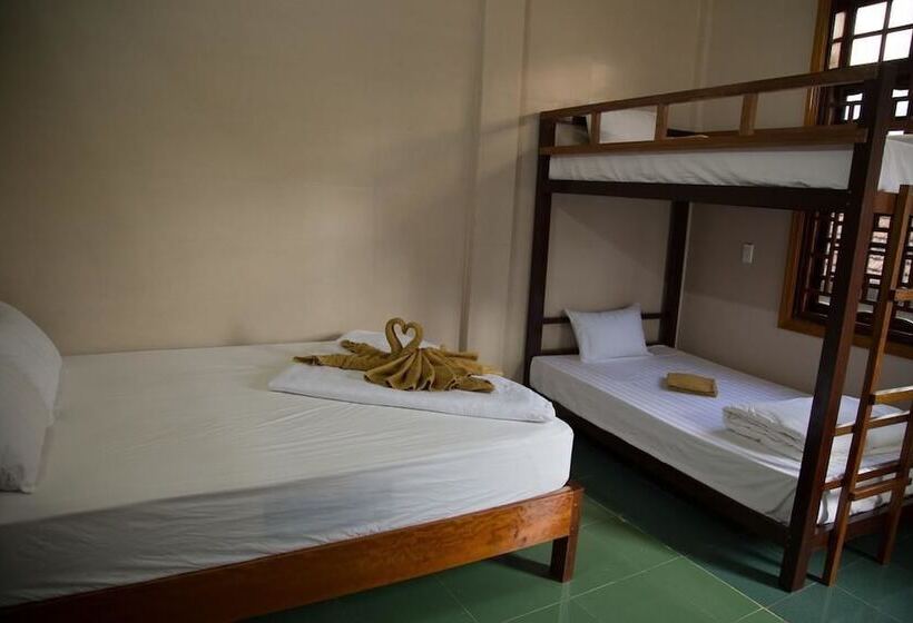 هتل Village House