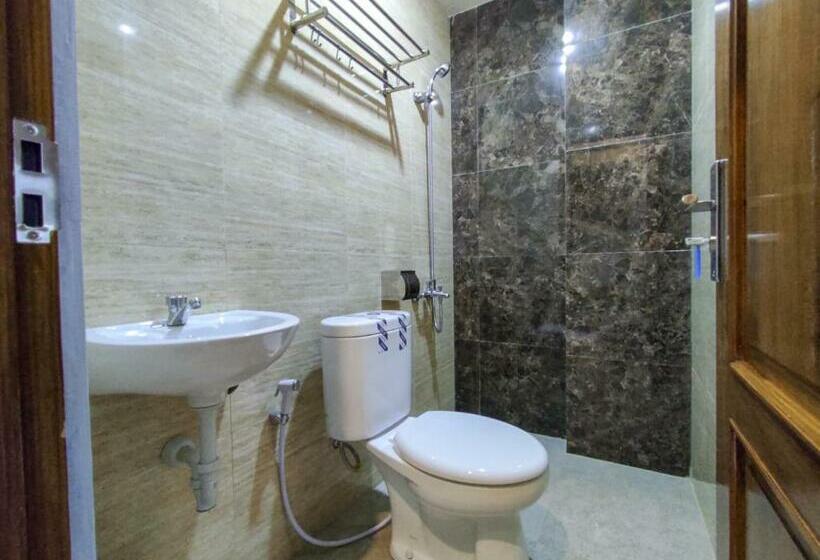 فندق Reddoorz Syariah Near Gor Satria Area