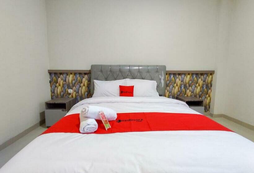 فندق Reddoorz Syariah Near Gor Satria Area