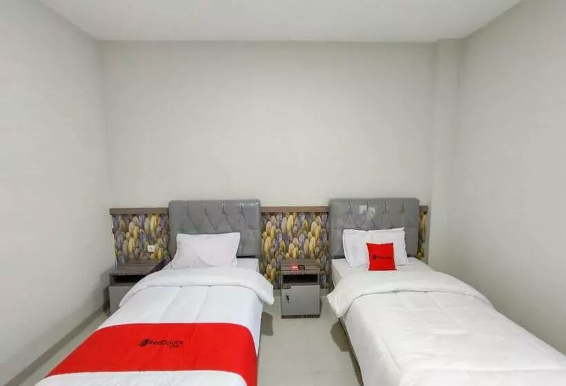 ホテル Reddoorz Syariah Near Gor Satria Area