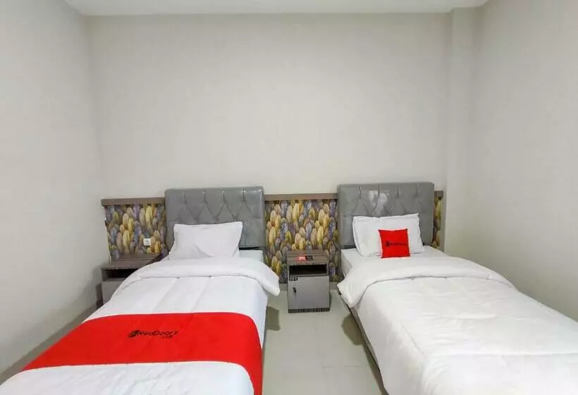 ホテル Reddoorz Syariah Near Gor Satria Area
