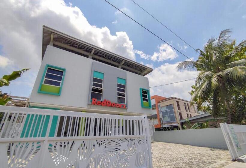 فندق Reddoorz Syariah Near Gor Satria Area