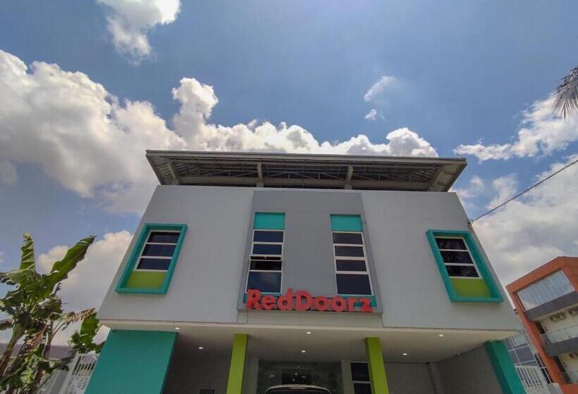 فندق Reddoorz Syariah Near Gor Satria Area