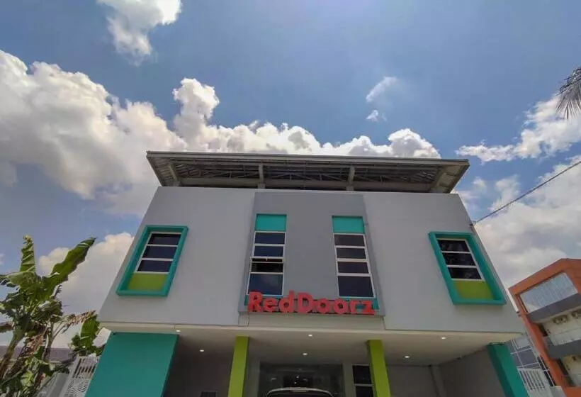 ホテル Reddoorz Syariah Near Gor Satria Area