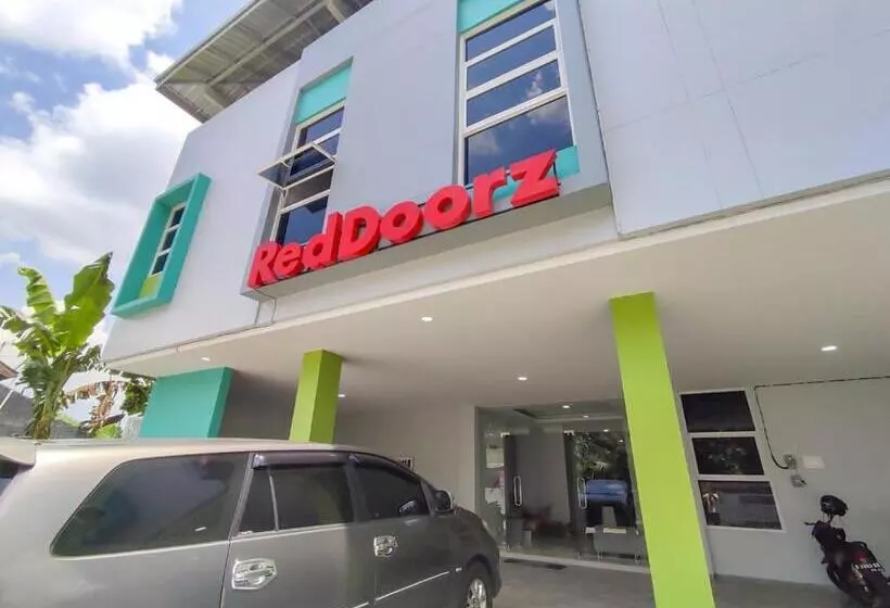 ホテル Reddoorz Syariah Near Gor Satria Area