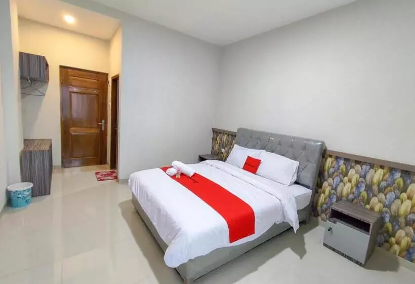 ホテル Reddoorz Syariah Near Gor Satria Area
