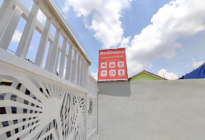 فندق Reddoorz Syariah Near Gor Satria Area