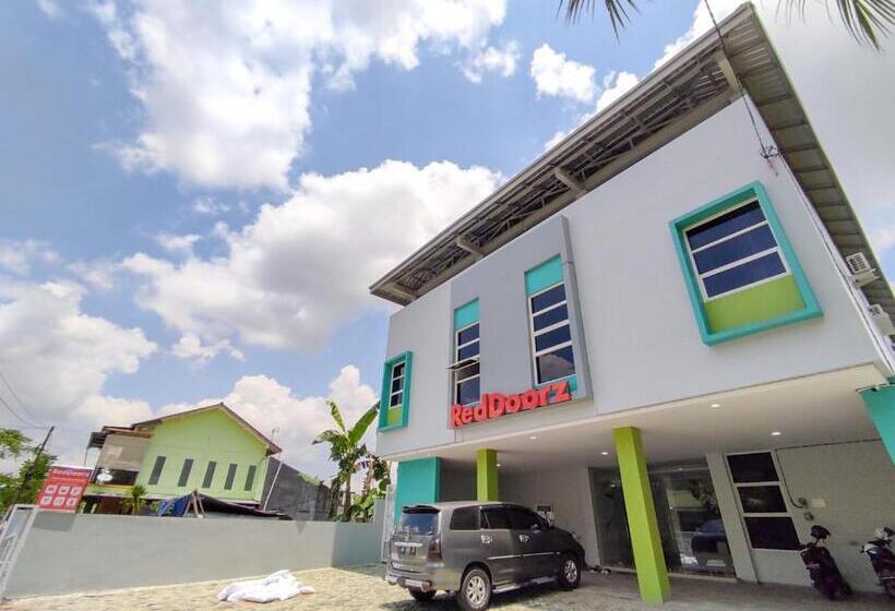 فندق Reddoorz Syariah Near Gor Satria Area