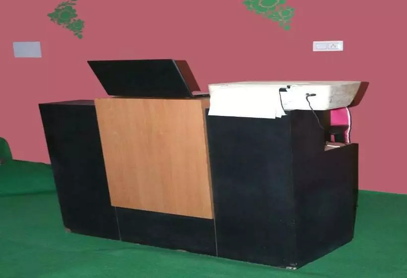 Hotel Pop 82900 Royals Rana