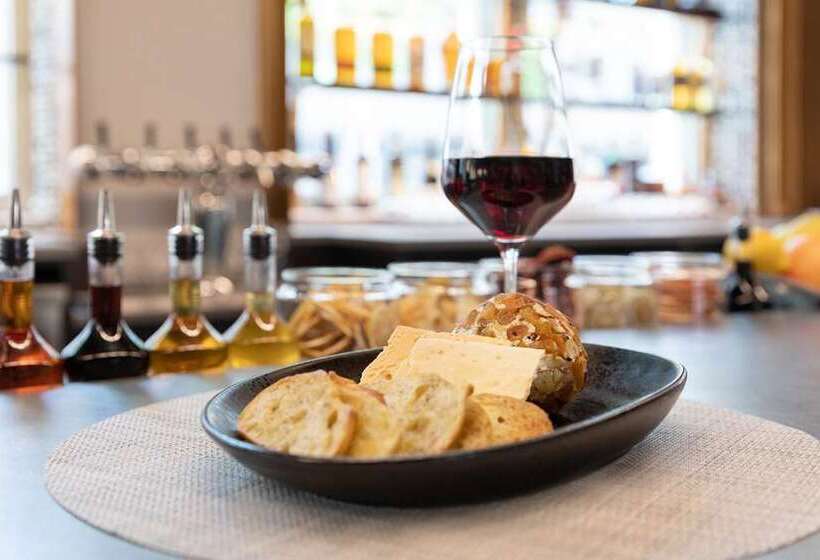 هتل The Slate Denver, Tapestry Collection By Hilton