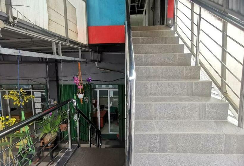 Отель Koolkost Syariah Near Lembuswana Mall