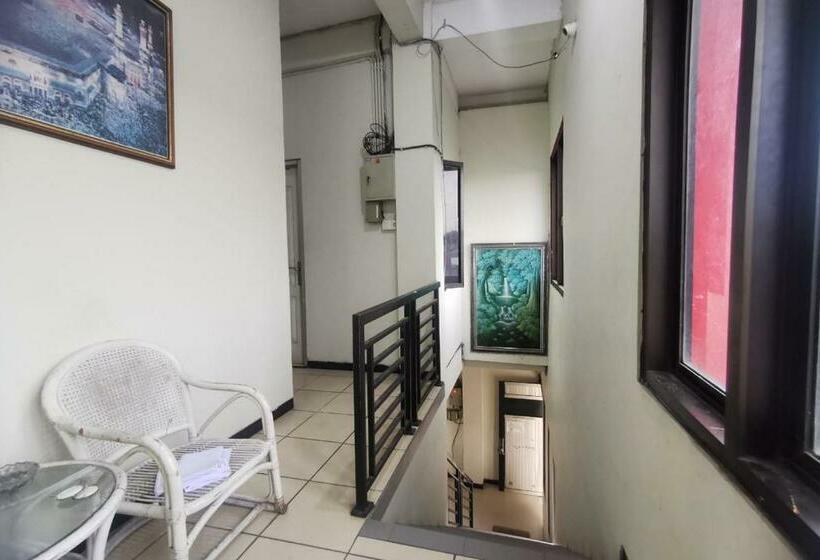 Отель Koolkost Syariah Near Lembuswana Mall