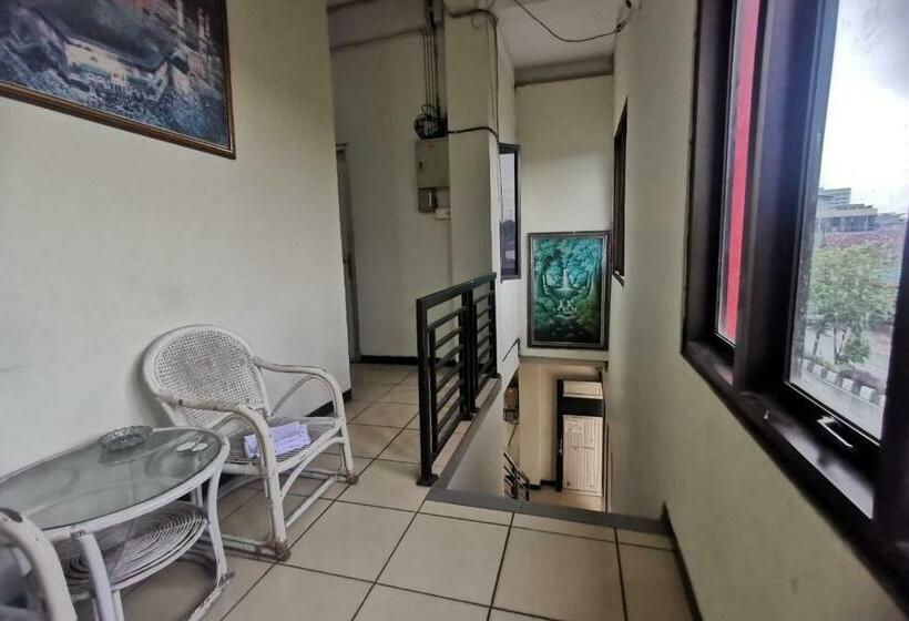 Отель Koolkost Syariah Near Lembuswana Mall