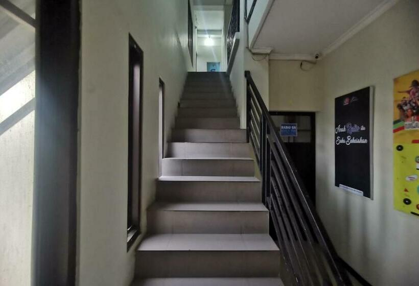 Отель Koolkost Syariah Near Lembuswana Mall