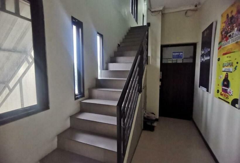 Отель Koolkost Syariah Near Lembuswana Mall