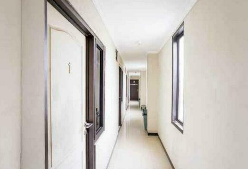 Отель Koolkost Syariah Near Lembuswana Mall