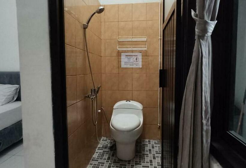 Отель Koolkost Syariah Near Lembuswana Mall