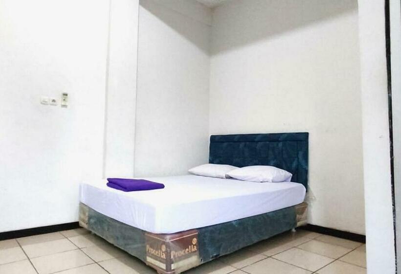 Отель Koolkost Syariah Near Lembuswana Mall