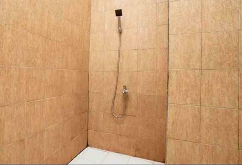 Отель Koolkost Syariah Near Lembuswana Mall