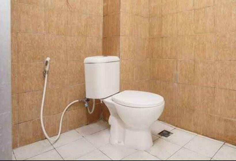 Отель Koolkost Syariah Near Lembuswana Mall