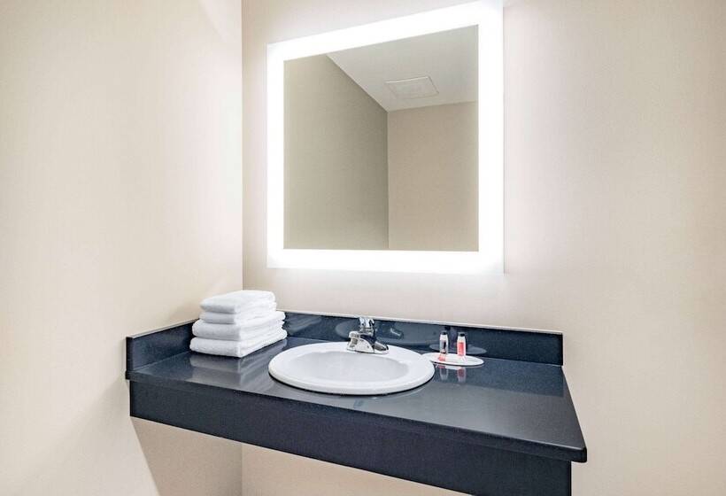 فندق Super 8 By Wyndham Moosonee