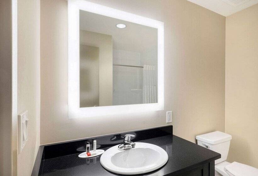 فندق Super 8 By Wyndham Moosonee