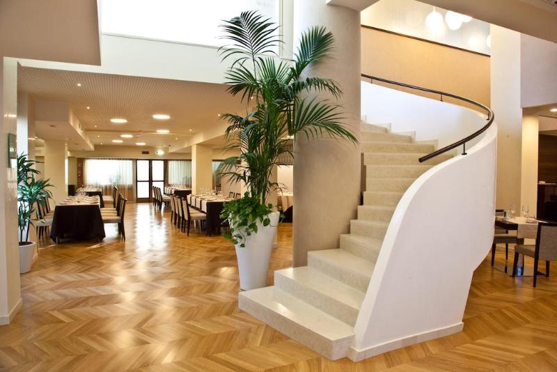 酒店 Breaking Business