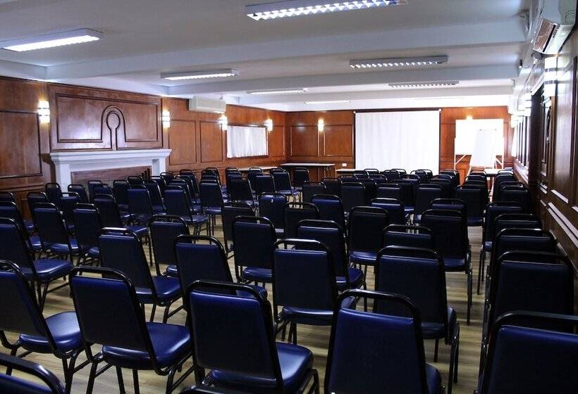 ホテル Dan Inn Curitiba Centro  1,5km Do Estádio Couto Pereira  Show