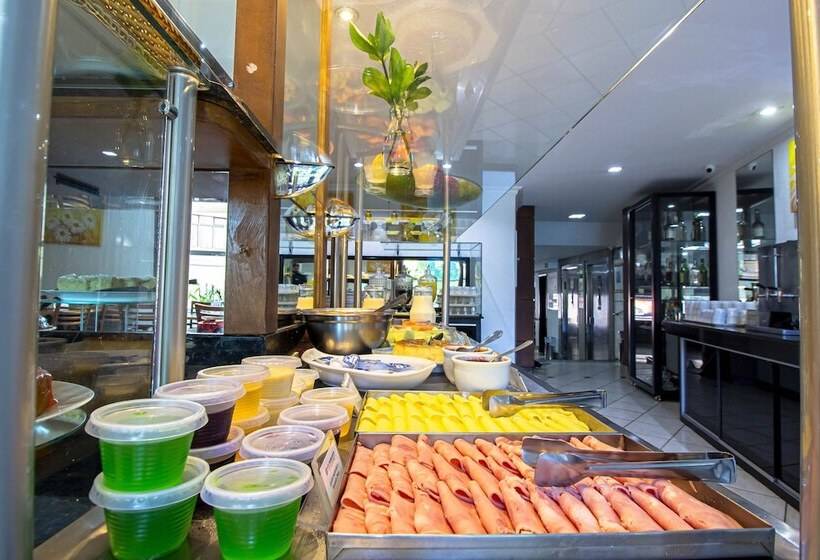 ホテル Dan Inn Curitiba Centro  1,5km Do Estádio Couto Pereira  Show