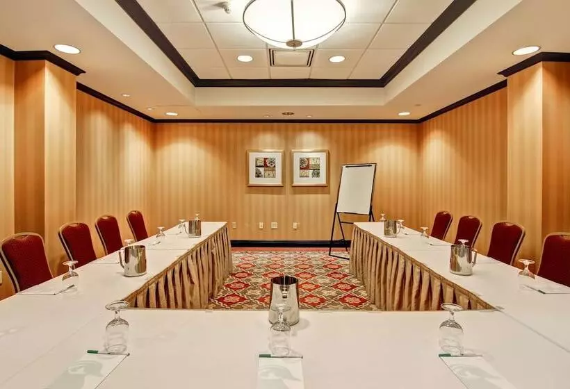 هتل Hampton Inn By Hilton Toronto Airport Corporate Centre