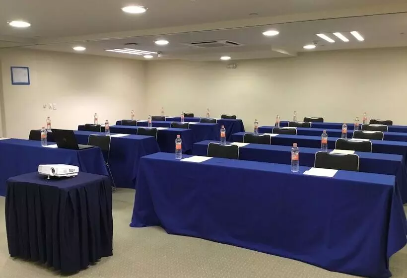 ホテル Holiday Inn Express Guadalajara Expo, An Ihg