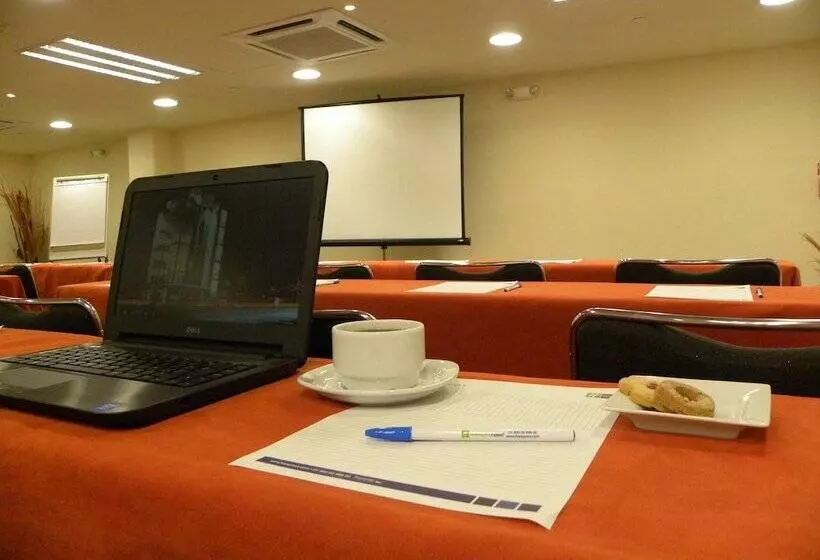 ホテル Holiday Inn Express Guadalajara Expo, An Ihg