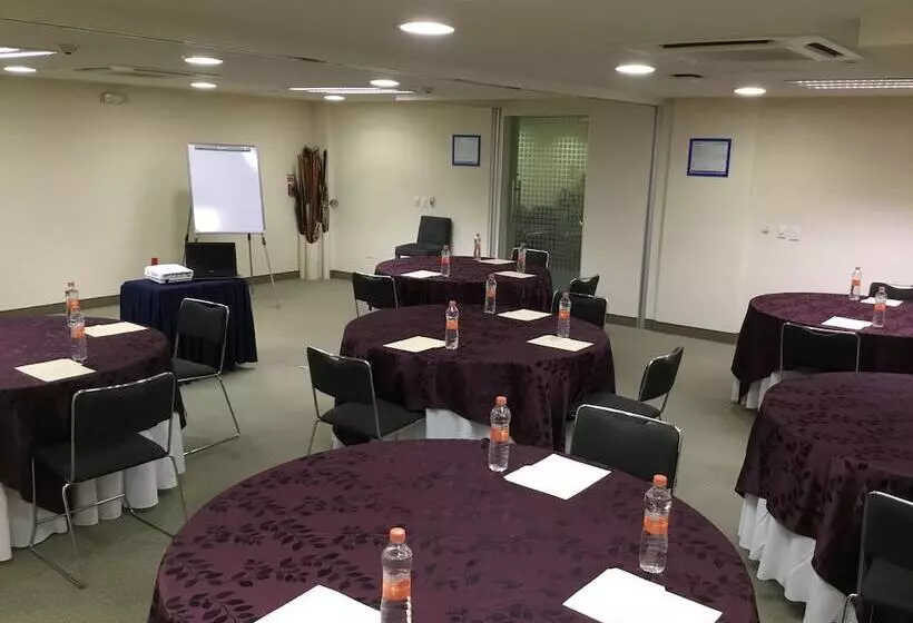 ホテル Holiday Inn Express Guadalajara Expo, An Ihg