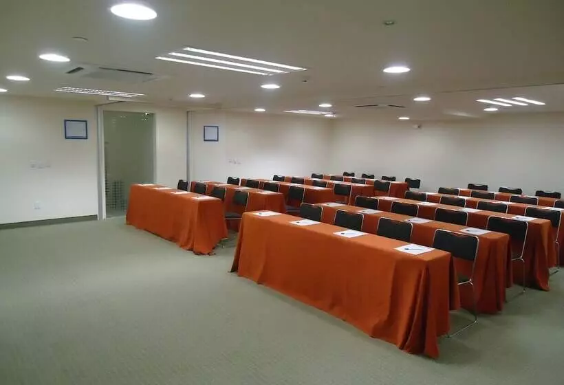 ホテル Holiday Inn Express Guadalajara Expo, An Ihg