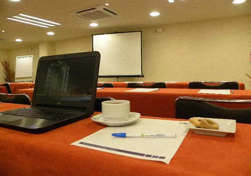 ホテル Holiday Inn Express Guadalajara Expo, An Ihg