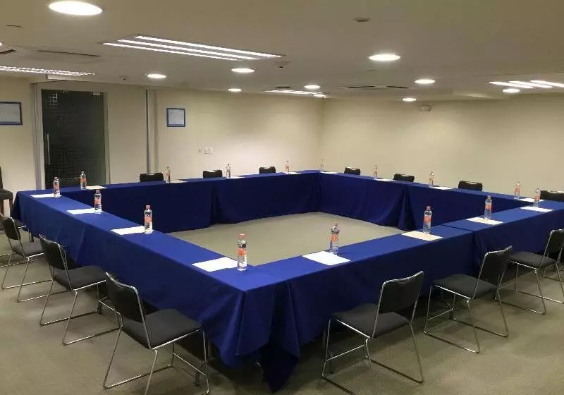 ホテル Holiday Inn Express Guadalajara Expo, An Ihg