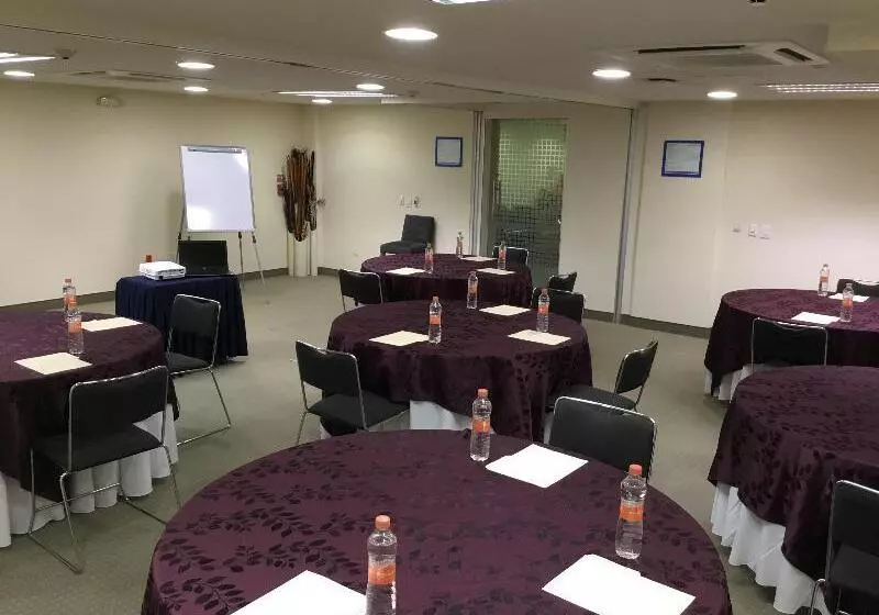 ホテル Holiday Inn Express Guadalajara Expo, An Ihg