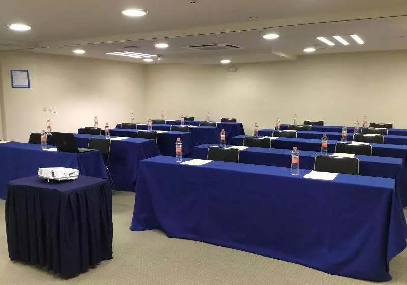 ホテル Holiday Inn Express Guadalajara Expo, An Ihg