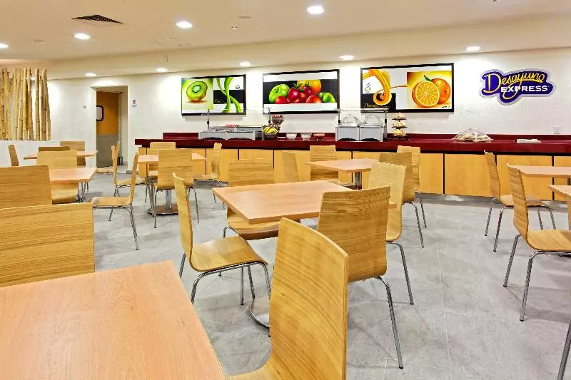 ホテル Holiday Inn Express Guadalajara Expo, An Ihg