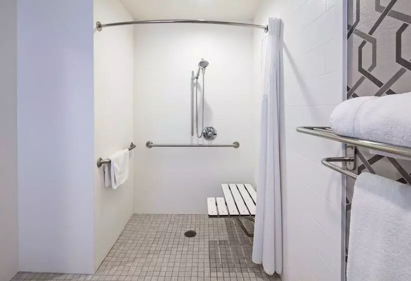 هتل Holiday Inn Express Hollywood Walk Of Fame, An Ihg