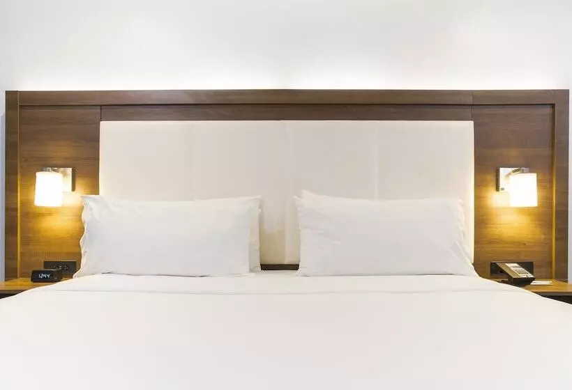 هتل Holiday Inn Express Hollywood Walk Of Fame, An Ihg