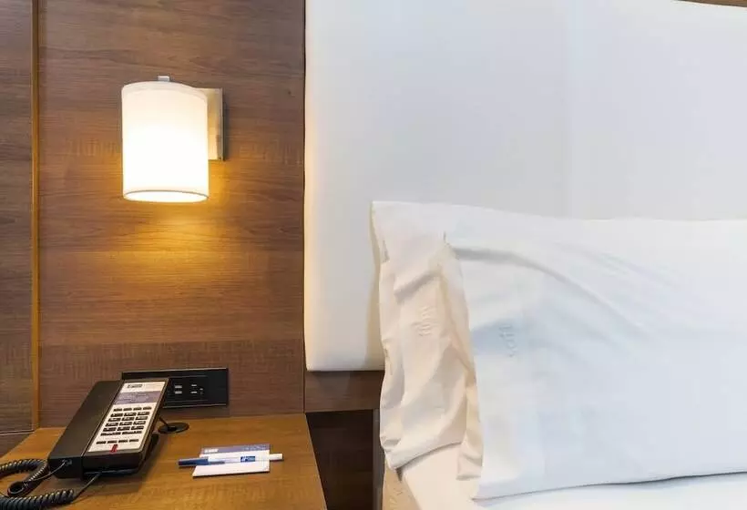 هتل Holiday Inn Express Hollywood Walk Of Fame, An Ihg