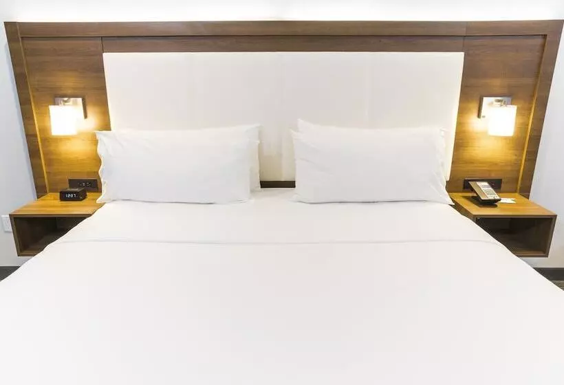 هتل Holiday Inn Express Hollywood Walk Of Fame, An Ihg