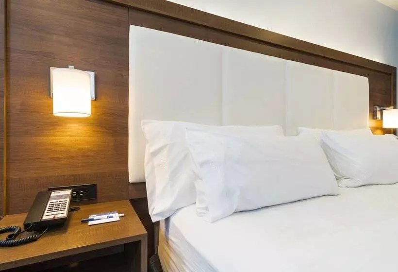 هتل Holiday Inn Express Hollywood Walk Of Fame, An Ihg