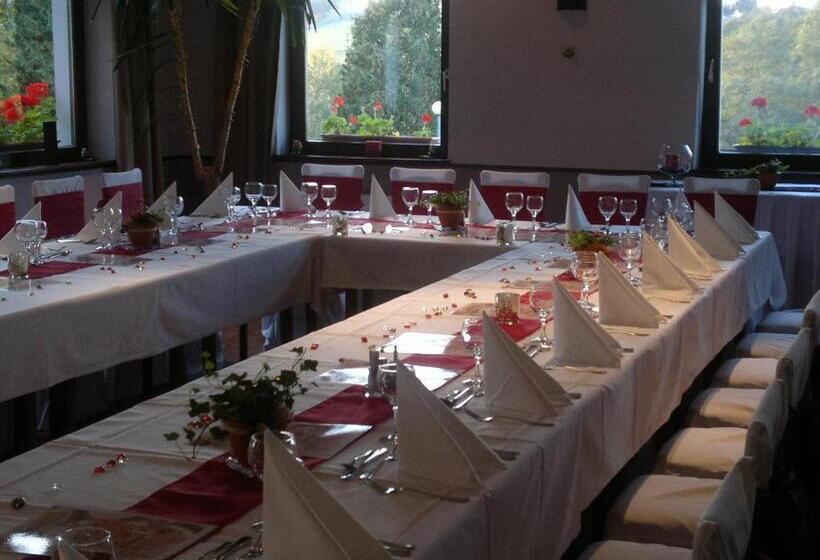 ベッドアンドブレックファースト Apát Panzió és étterem