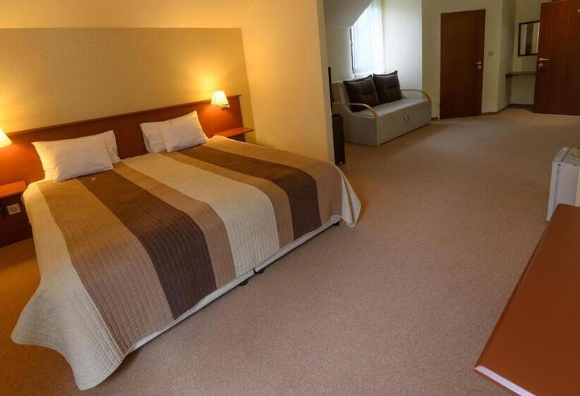 ベッドアンドブレックファースト Apát Panzió és étterem