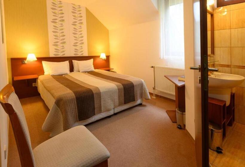 ベッドアンドブレックファースト Apát Panzió és étterem