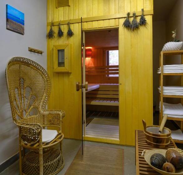 ベッドアンドブレックファースト Apát Panzió és étterem